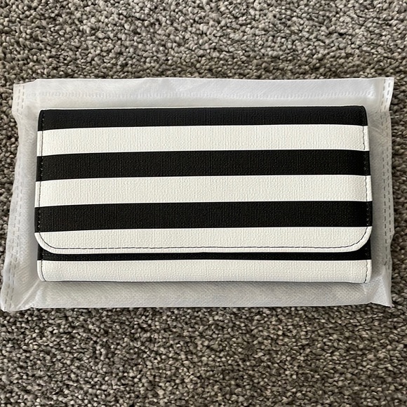 Kut From the Kloth Wallet - Picture 1 of 3